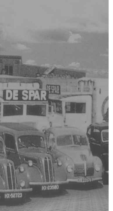 Uma das primeiras lojas DE SPAR, com as carrinhas de entrega à porta